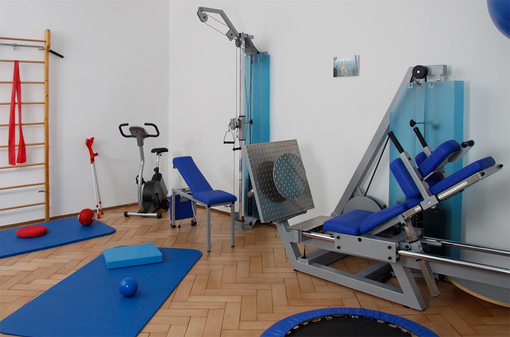 Bewegungs- und Trainingsraum im Therapiezentrum Wagner mit Geräten und Matten